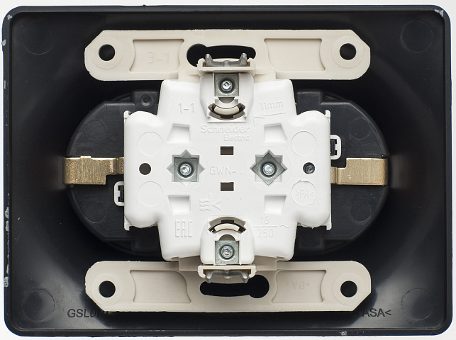 Systeme Electric Glossa Шоколад Розетка 2-ая с/з со шторками, 16А (в сборе)
