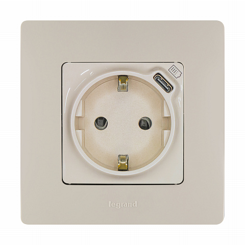 Legrand Etika Слоновая кость  Розетка с/з со шт. 16А 250В с USB тип C 1500мА 7,5Вт безвинтовые зажимы