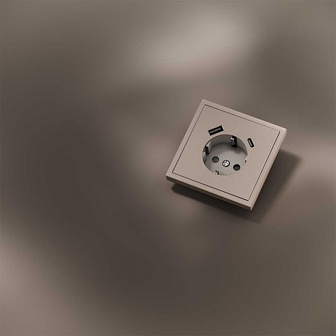 Накладка для розетки с заземлением и защитными шторками, с USB A+C, S70 Metal (платина) Voltum VLSM001010